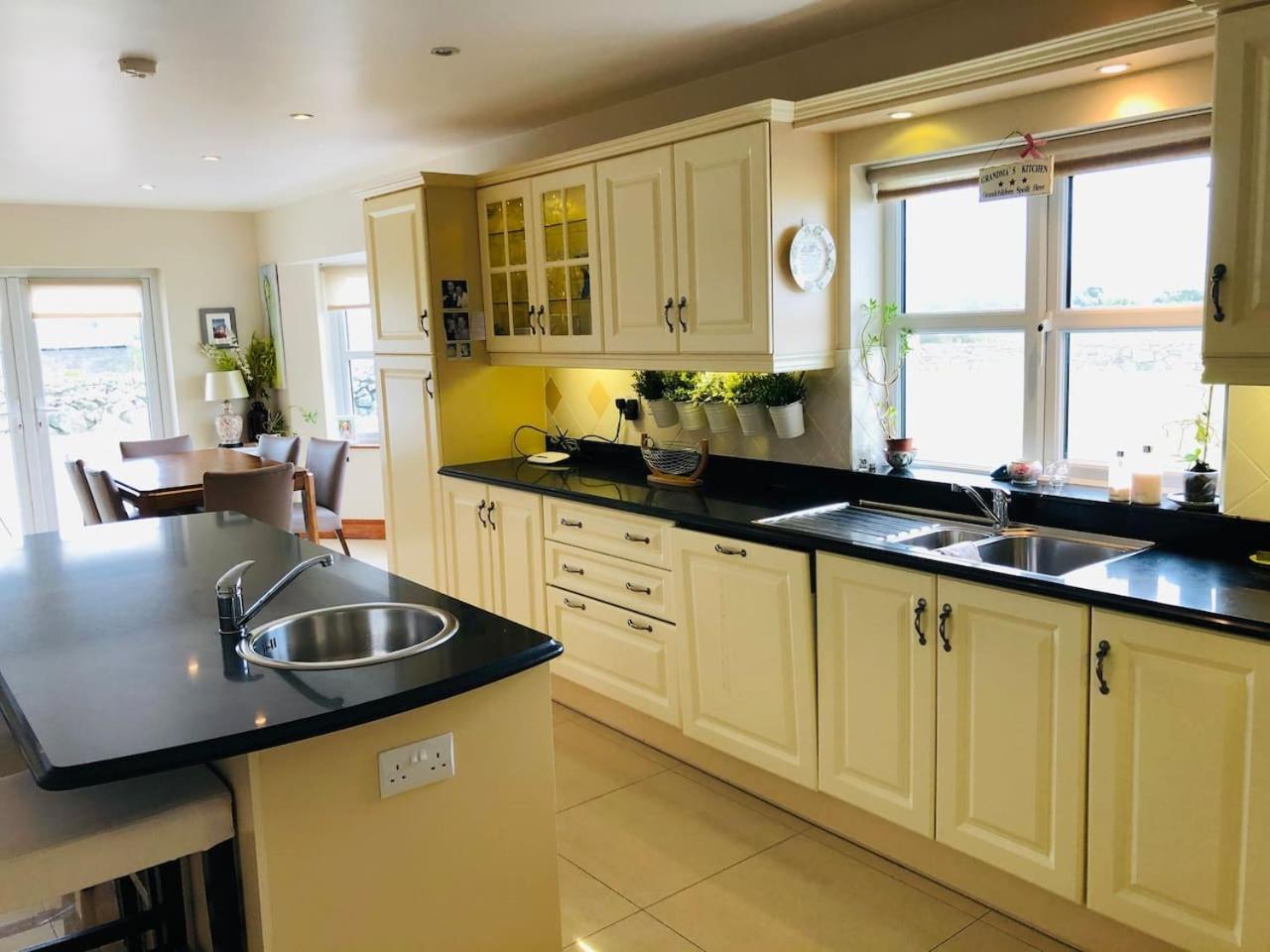 Connemara. 3 Bedroom, 8 Bed, Holiday Home Galway Eksteriør billede